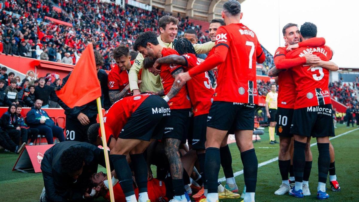 Los jugadores del Mallorca, celebrando el gol de Samu Costa ante el Espanyol.