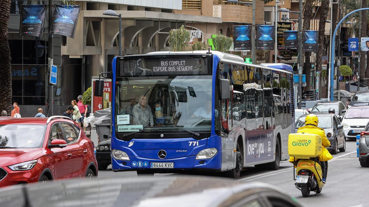 Un autobús lleno de pasajeros a causa de la huelga, este lunes.