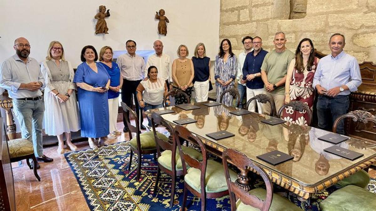 Reunión de la Sectorial de Estudiantes de las Universidades Públicas de Andalucía, AUPA, a la que ha acudido el alcalde de Antequera, ManueBarón.