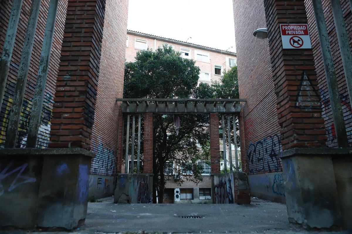 Entrada al patio central de un bloque de manzanas en Aloy Sala.