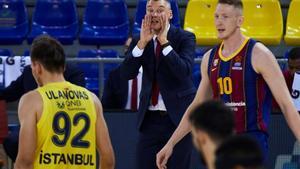 Jasikevicius (c) da instrucciones durante el Barça-Fenerbahce.