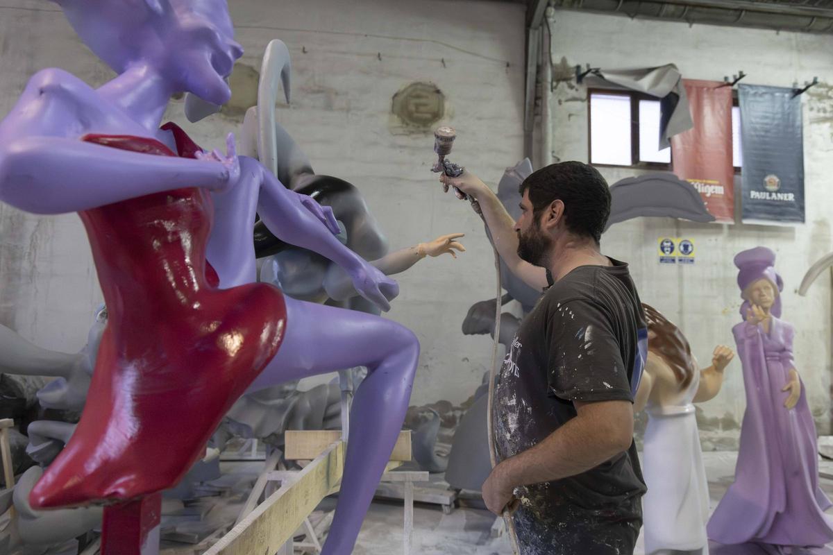 Últimos retoques a los "ninots".