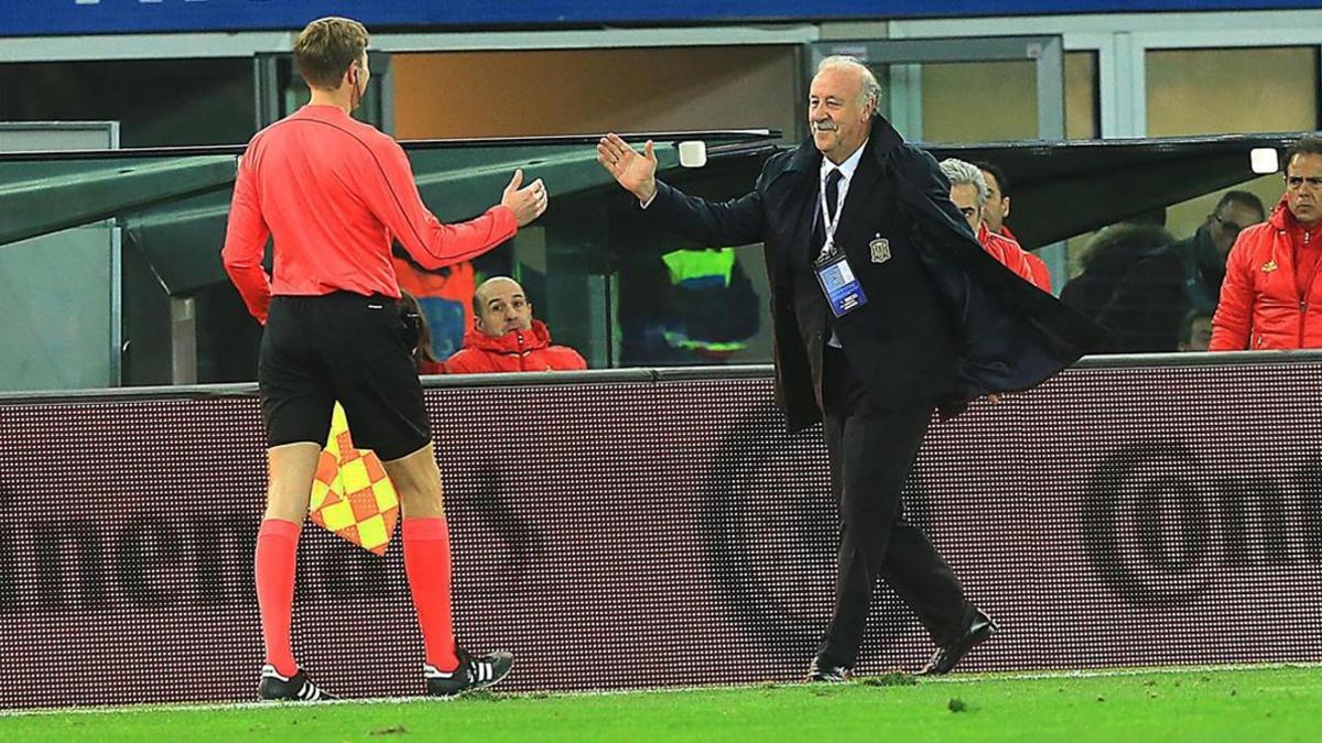 Vicente del Bosque saluda al juez de línea que le derribó durante el Italia-España del jueves pasado