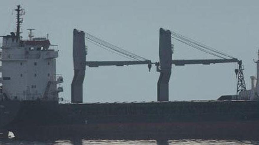 Ein Schiff wird kommen...  Bild eines Frachters im Hafen von Palma.