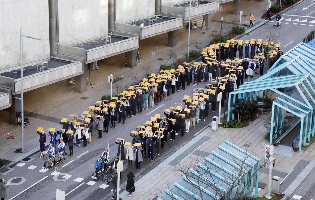 Vista aérea del lazo humano sobre la Gran Vía esta mañana.