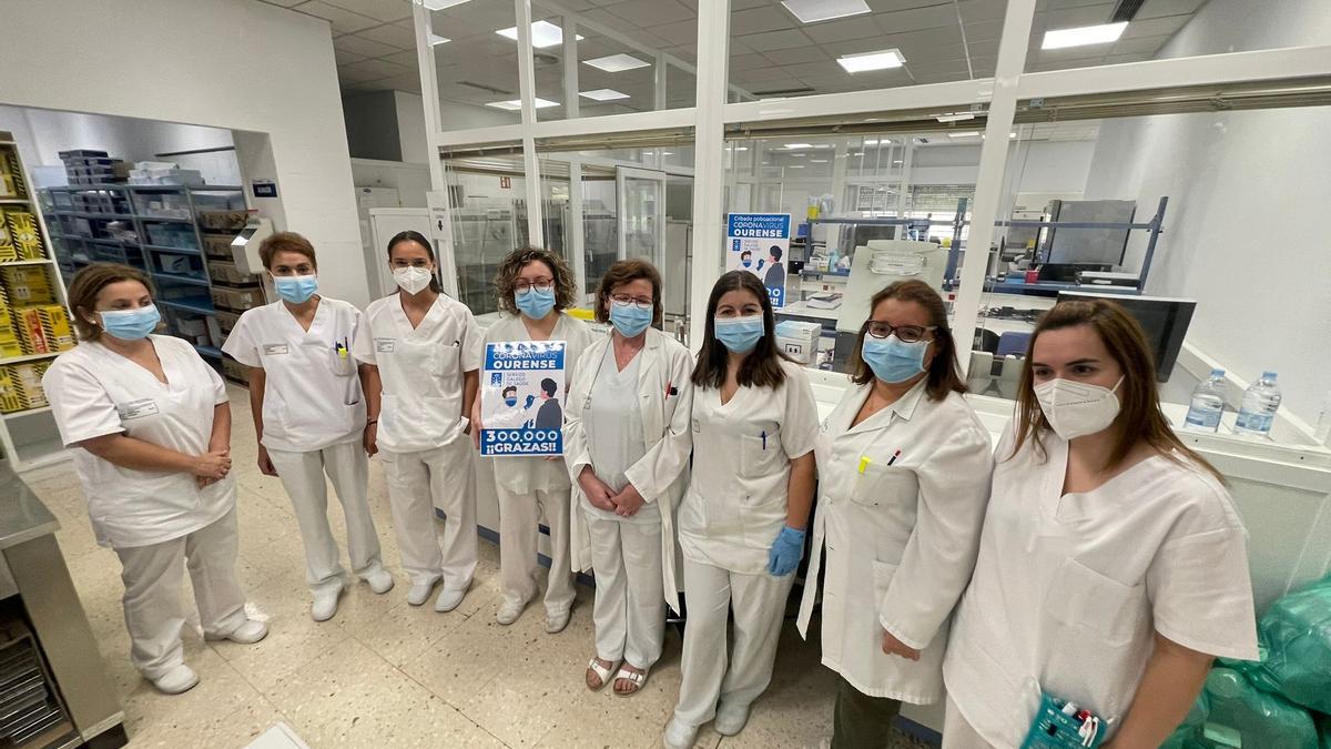 Personal del laboratorio, tras alcanzarse la cifra de las 300.000 PCR. // Sergas