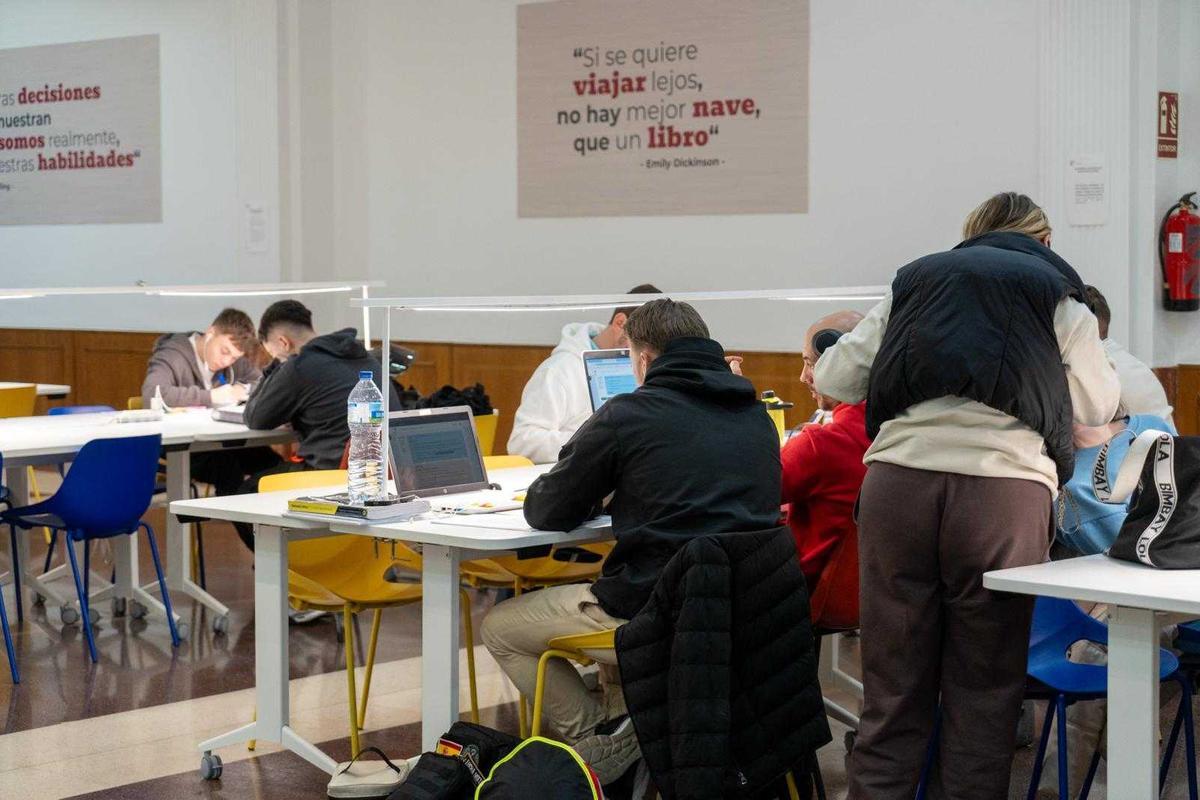 Estudiantes en la Sala Arcoíris de Paterna.