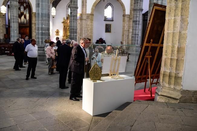 Presentación del retrato, cáliz y mitra de don ...