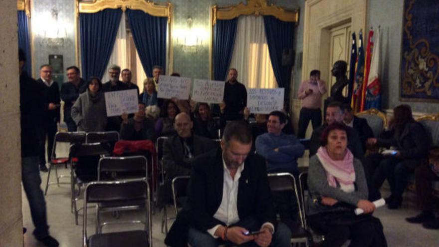 Los comerciantes protestan durante el pleno