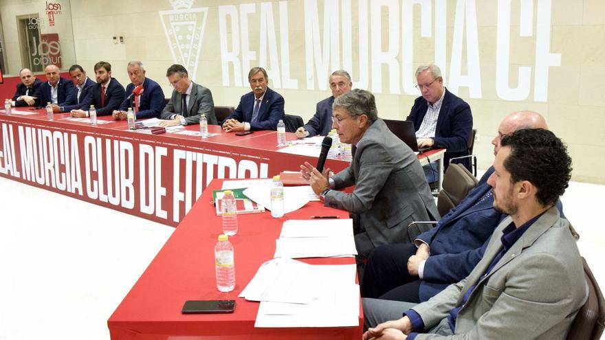 El abogado Higino Pérez desarrolla el Plan de Reestructuración presentado ayer durante la Junta de Accionistas.  | JUAN CARLOS CAVAL