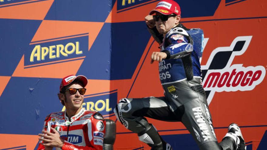 Lorenzo celebra su triunfo ante Rossi.