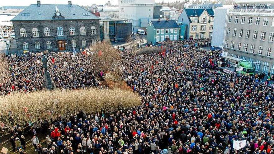 Una manifestació massiva reclamava la dimissió del primer ministre islandès