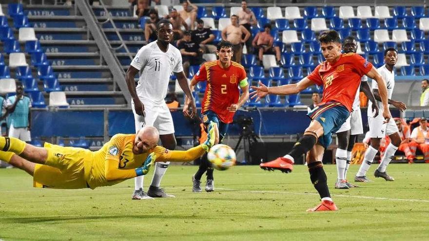 Marc Roca marca el gol del empate de la selección española. // Efe