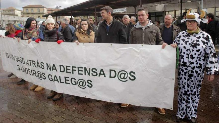 Protesta de ganaderos gallegos, ayer, ante la sede de la Consellería de Medio Rural.