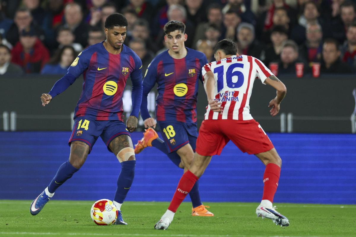 Rashford encara a Molina con el apoyo de Gerard Martín detrás.