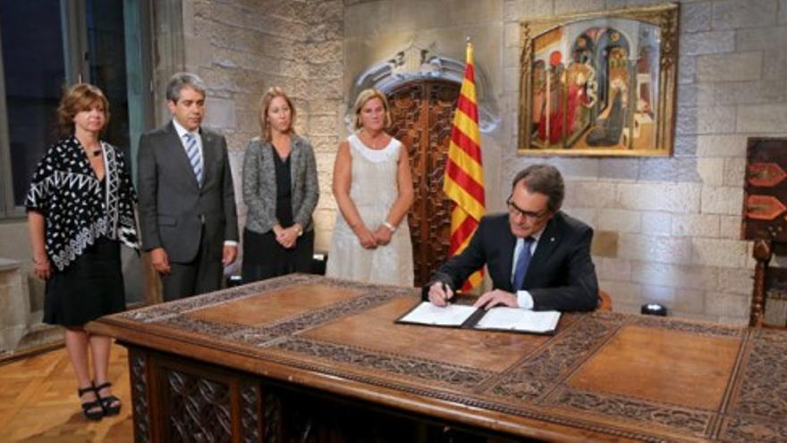 Artur Mas firma el decreto de convocatoria de las elecciones del 27S