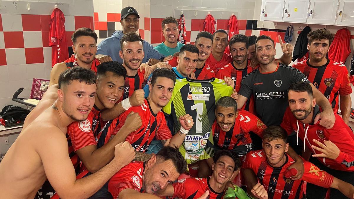 Los jugadores del Salerm Puente Genil dedican la victoria a Javi Romero, lesionado.