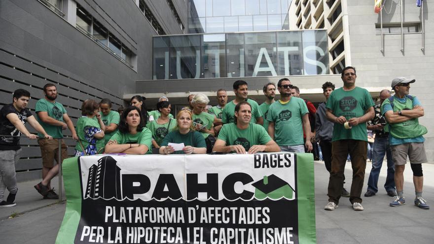 Membres de la PAHC, aquest dilluns al matí davant dels jutjats de Manresa