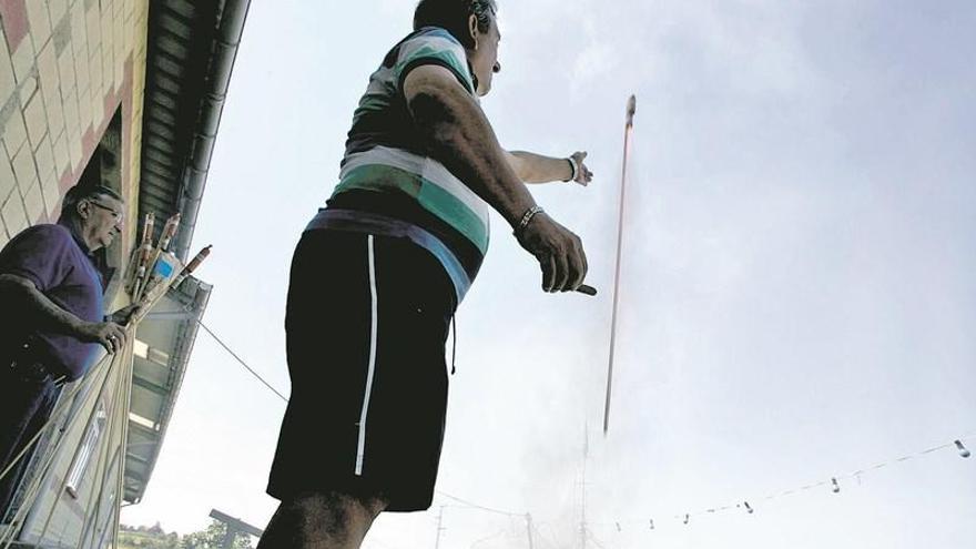 Un hombre lanza un volador en la parroquia gozoniega de Santiago de Ambiedes durante las fiestas patronales.