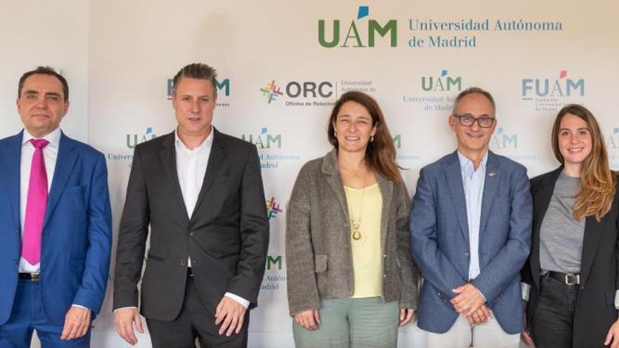 De Izquierda a derecha: Prof: Daniel Ramos (co-director de la cátedra UAM-BSD), Juan Cifre (COO BioSmartData), Rocío Schettini (directora general FUAM), Félix Zamora (vicerrector innovación y transferencia UAM), María Cayuela (CEO BioSmartData).