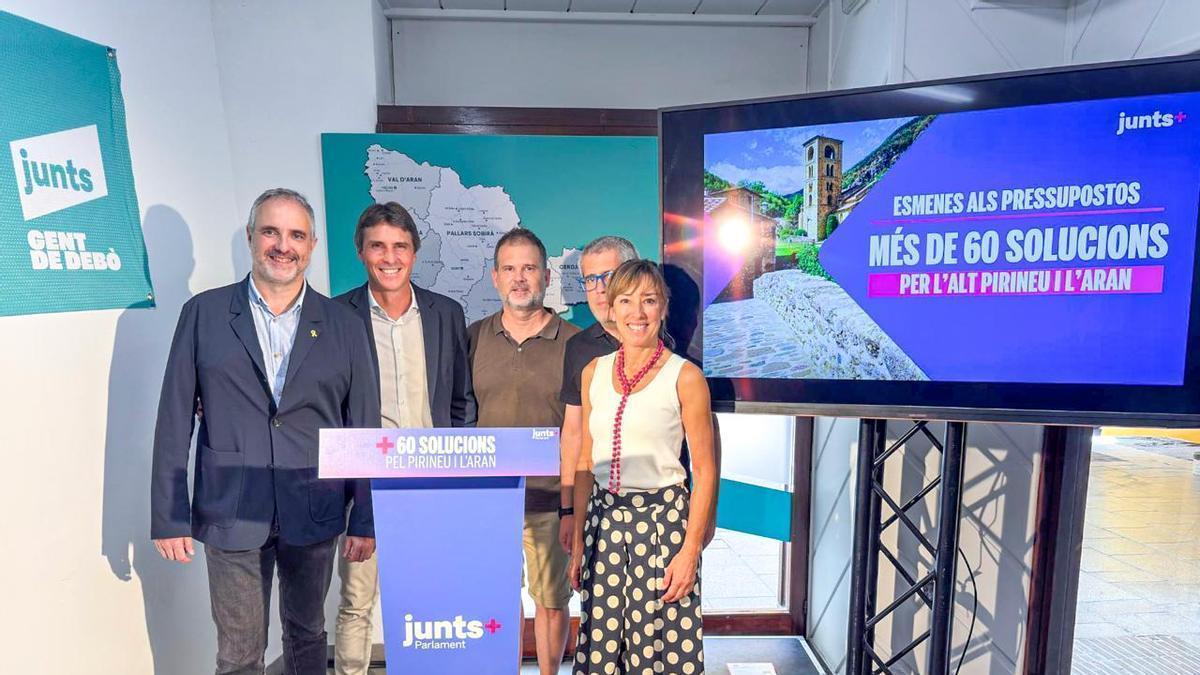 Els representants de Junts a l'Alt Urgell i la Cerdanya, amb Jordi Fàbrega i Cristina Rotellà