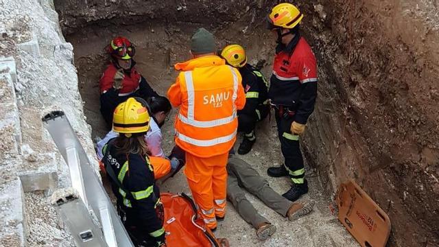 Bomberos y efectivos del Samu atendiendo al herido