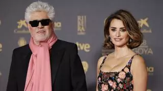 Pedro Almodóvar y Penélope Cruz debaten sobre los abusos: "Siguen cayendo como moscas"