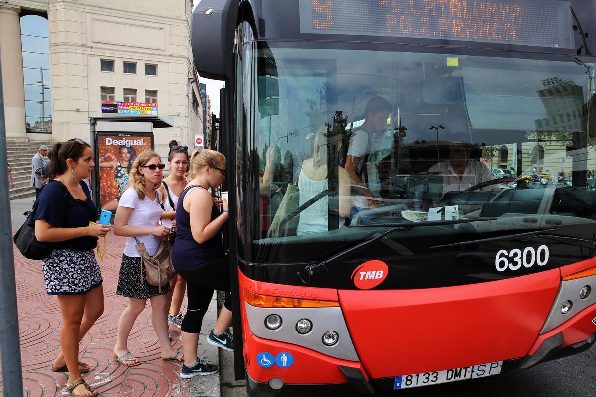 Autobús en la plaça Espanya, a Barcelona.