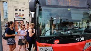 Consulta els busos llançadora per al concert de Rosalía avui al Palau Sant Jordi de Barcelona: horaris i on són les parades