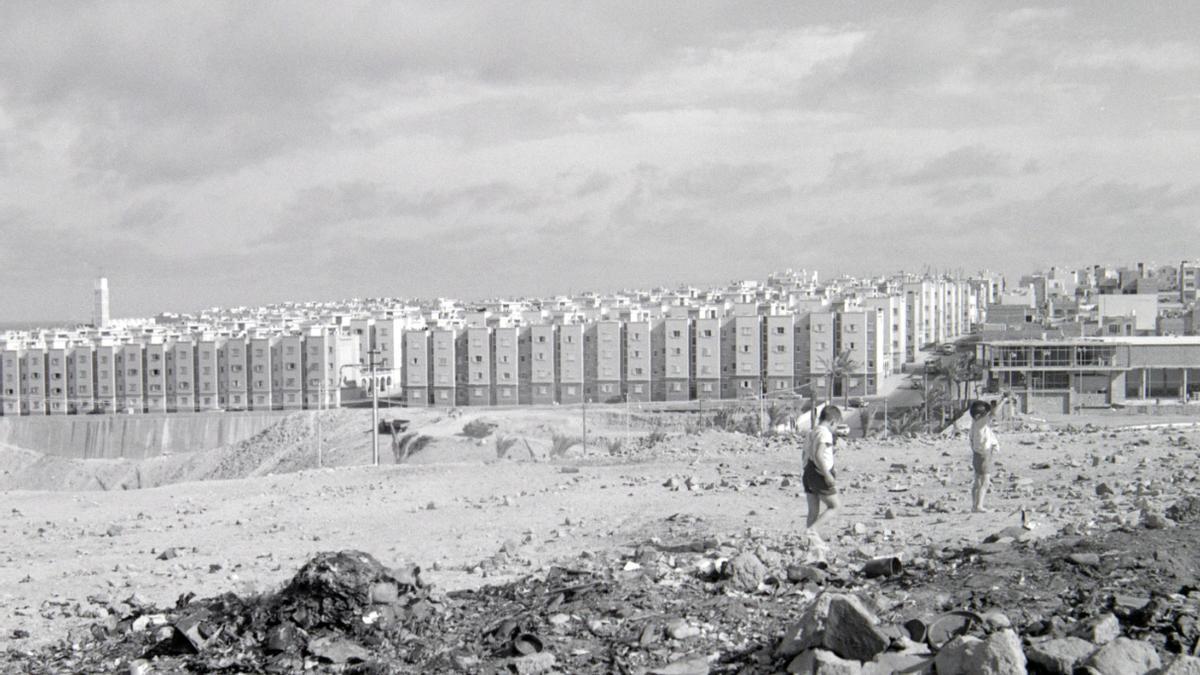 Niños jugando en solares de Escaleritas con los bloques de Schamann de fondo, en 1960.