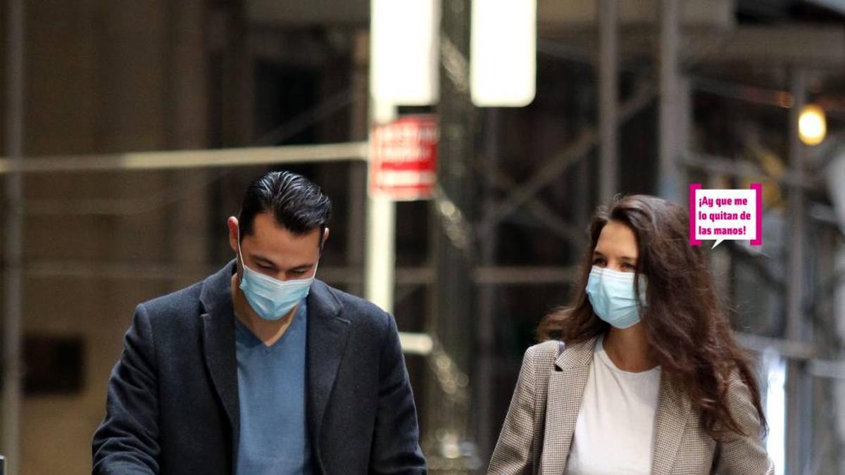Katie Holmes y Emilio Vitolo con bocadillo