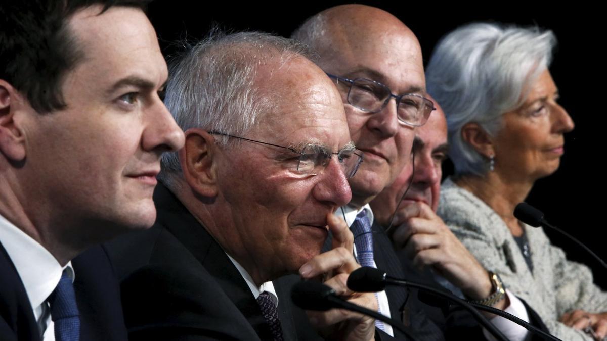 De izquierda a derecha los ministros George Osborne (Reino Unido), Wolfgang Schaeuble (Alemania), Michel Sapin (Francia), Luis de Guindos (España) y la directora del FMI, Christine Lagarde, el jueves en Washington.