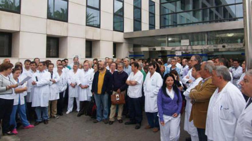 Los médicos del Hospital Materno - Insular, ayer, a las puertas del centro sanitario de la capital grancanaria.  i LA PROVINCIA / DLP