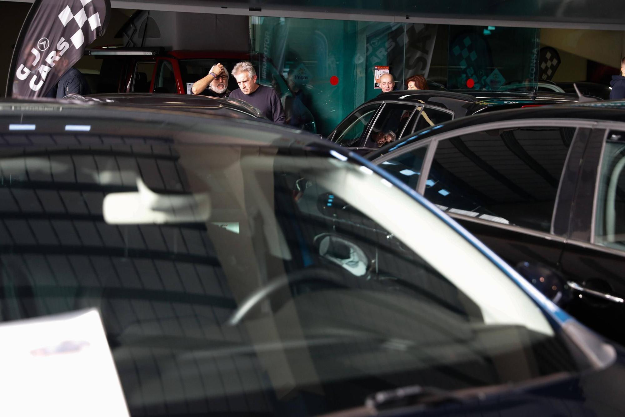 Colas y ventas exprés en el salón del automóvil de Avilés