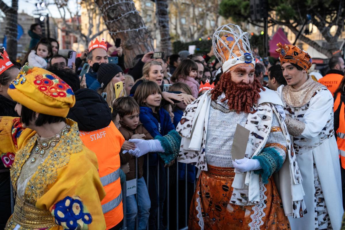 Miles de personas colman la costa de Barcelona para dar la bienvenida a los Reyes Magos