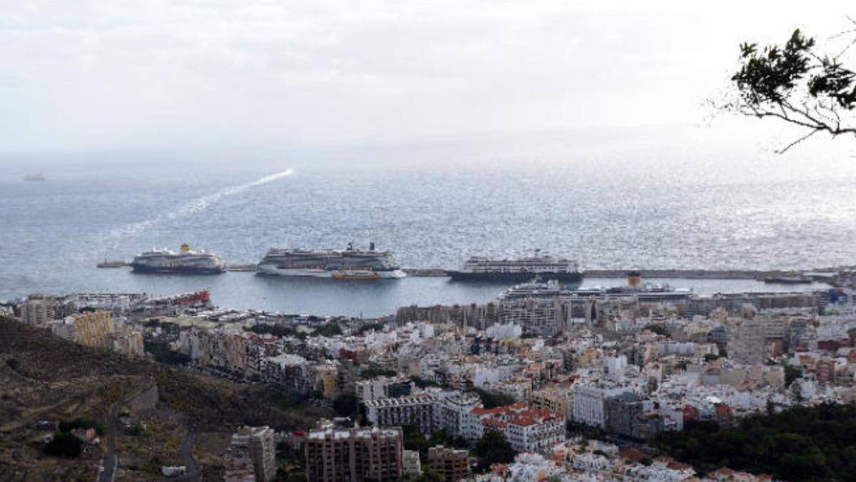 Vista del puerto de Santa Cruz de Tenerife.