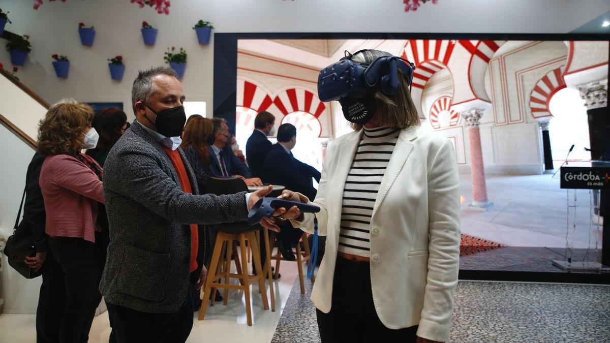 Isabel Albás prueba las gafas de realidad virtual.