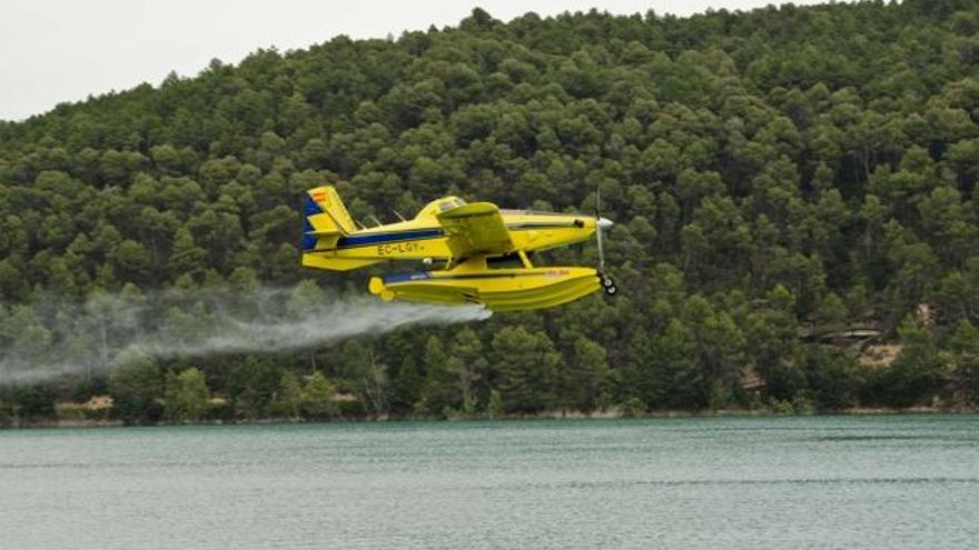 Un hidroavió carrega aigua al pantà de Sant Ponç pel foc de Cardona