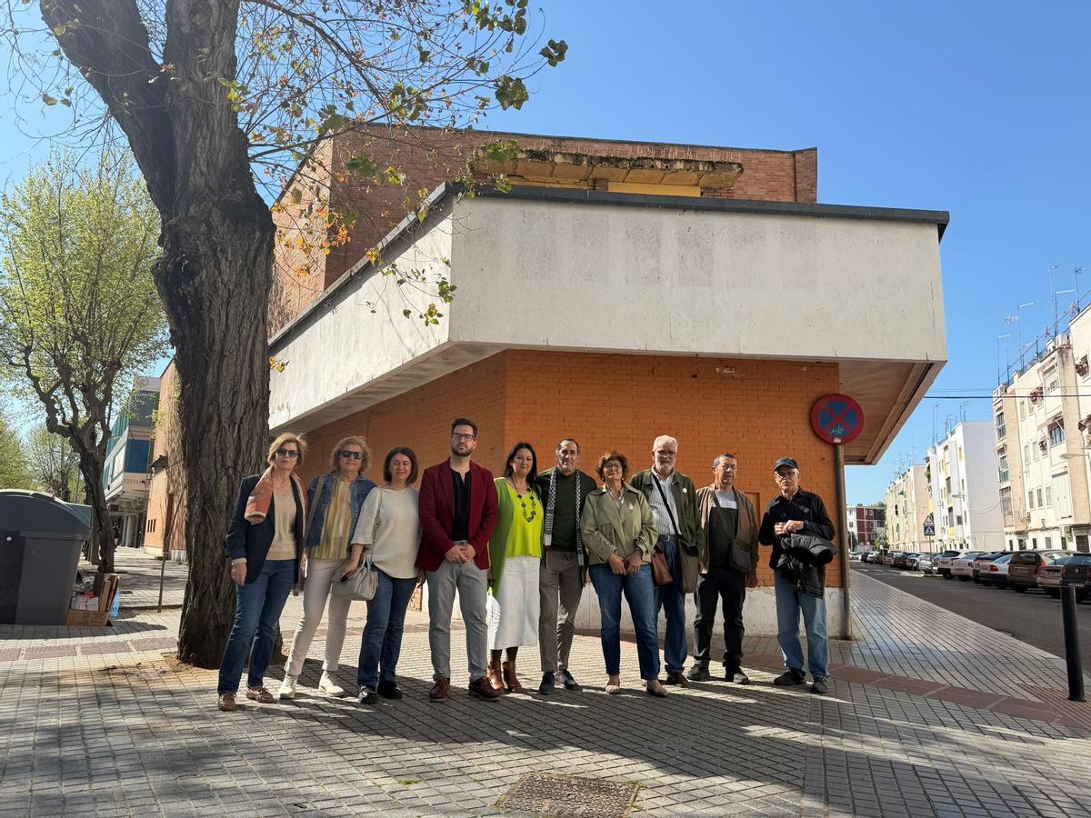 Miembros de Izquierda Unida, a las puertas del Cine Córdoba.