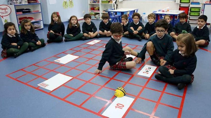 Alumnos de 3º de Infantil de Las Acacias, durante uno de los talleres con la abeja BeeBot. // Marta G. Brea