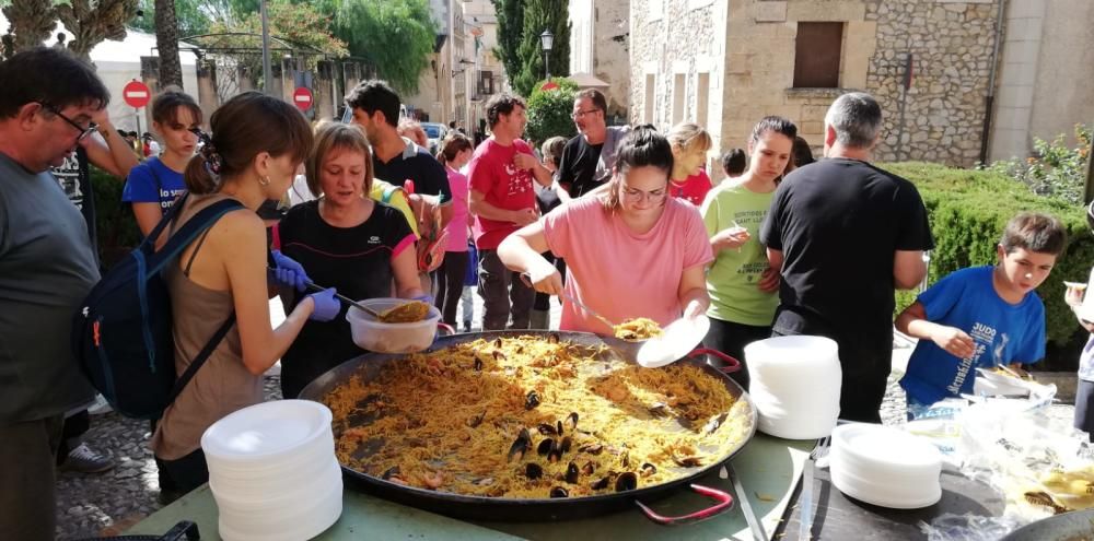 Cruz Roja distribuye comida y agua entre los damnificados de las inundaciones en el Llevant