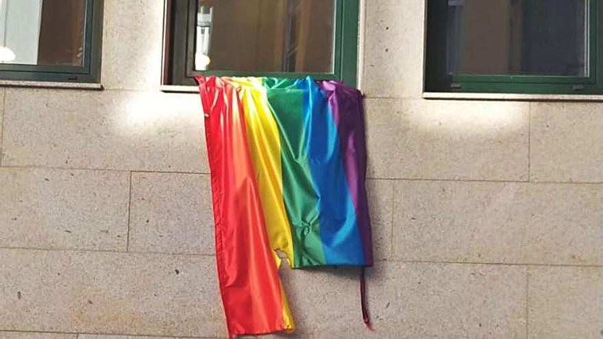 La bandera arcoíris del Sex Point del Comité Antisida Casco aparece rota y quemada