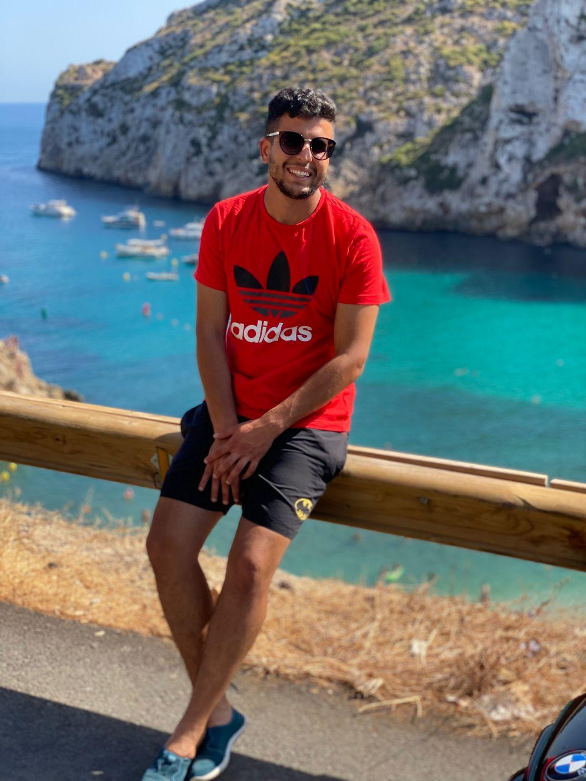 Abdalaziz, en una foto en la costa valenciana antes de viajar a Gaza.