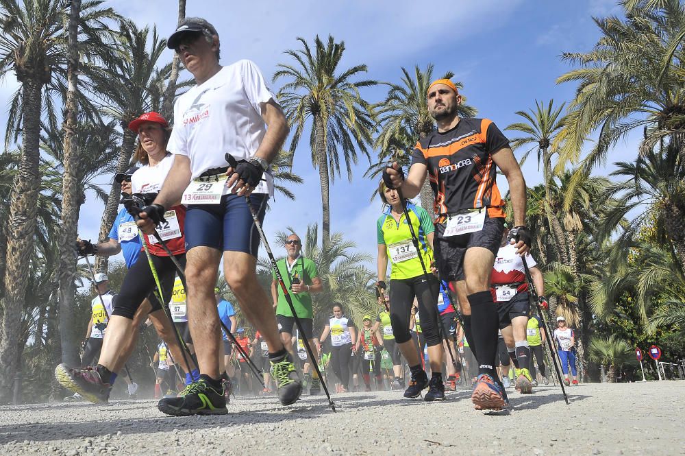 La marcha nórdica se abre paso entre palmeras en Elche.