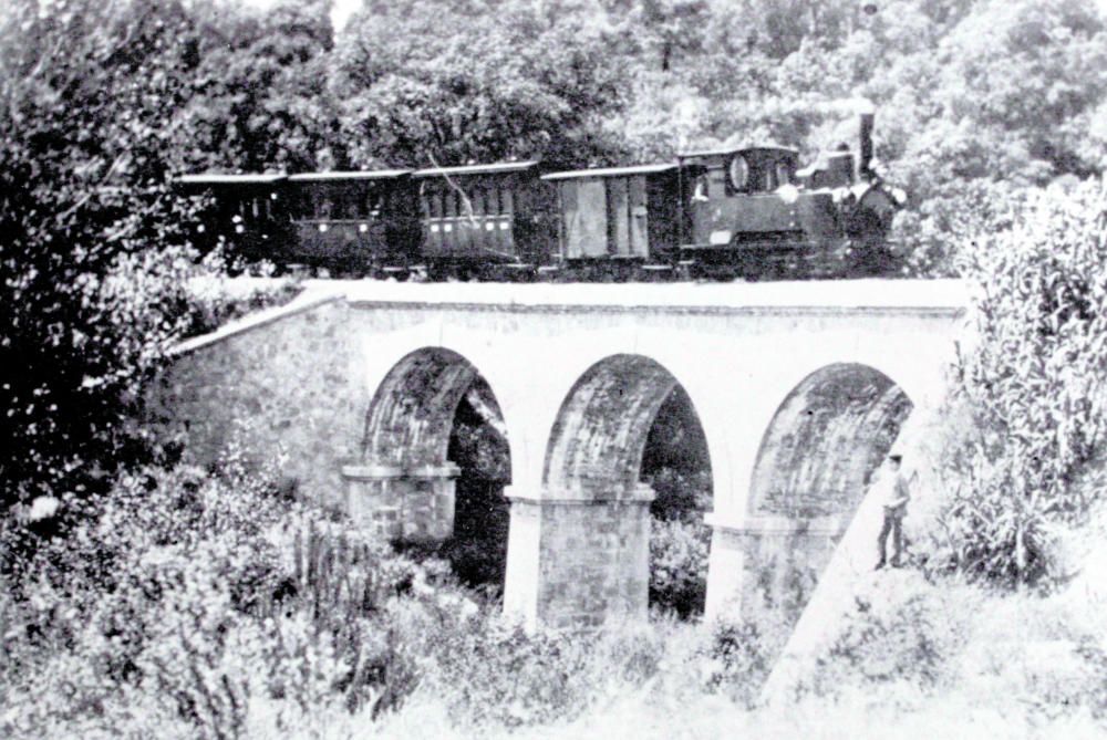 Un dels ponts del Carrilet a la zona de Salenys, cap al 1900