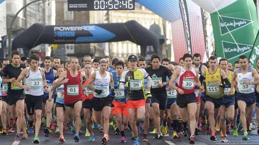 Los participantes de Coruña21 del año pasado toman la salida en el Cantón Grande.