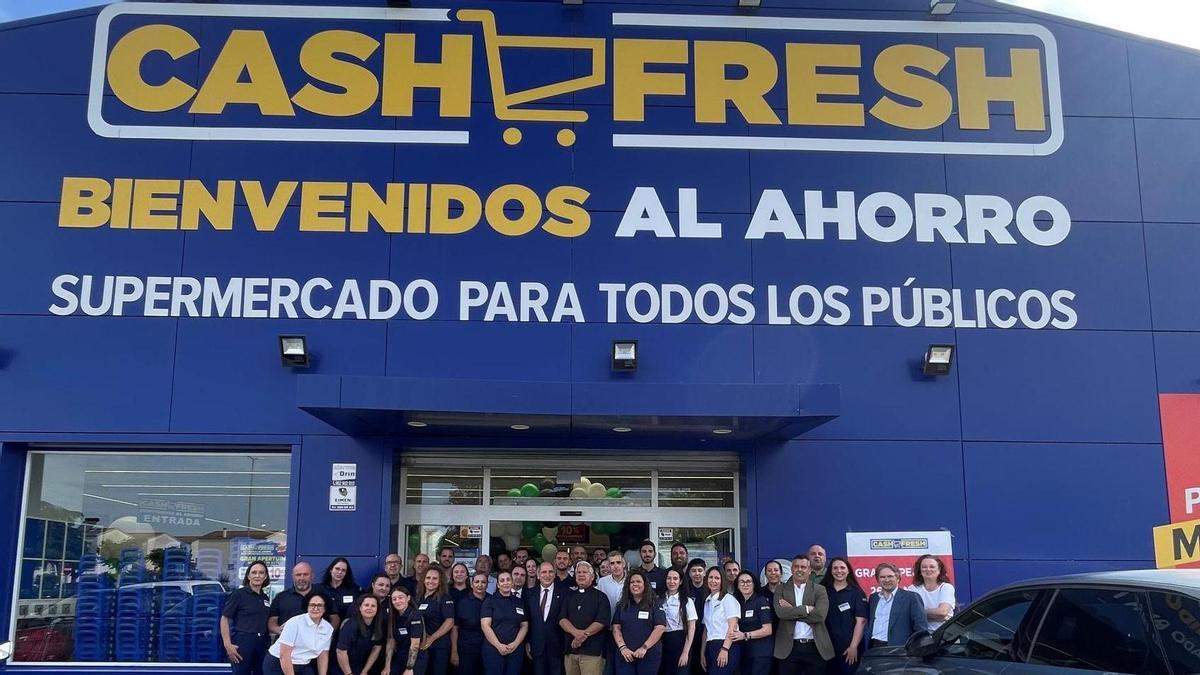 Autoridades y empleados del nuevo Cash Fresh de Guareña.