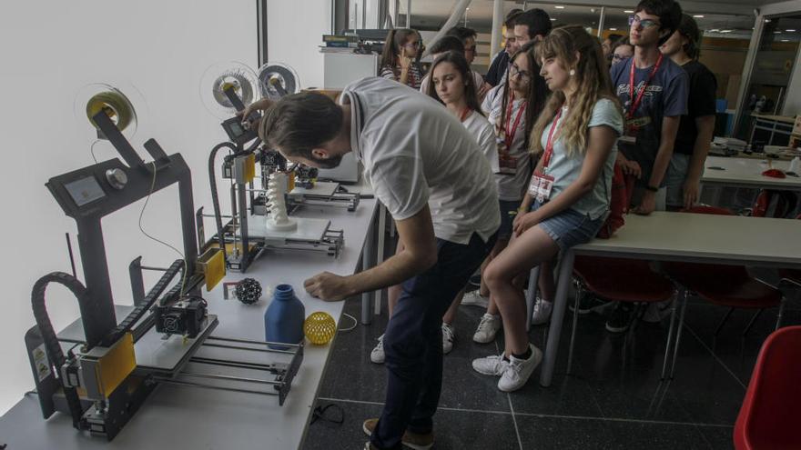 Futuros estudiantes de la UMH, en una imagen de este mes participando en una actividad de tecnología