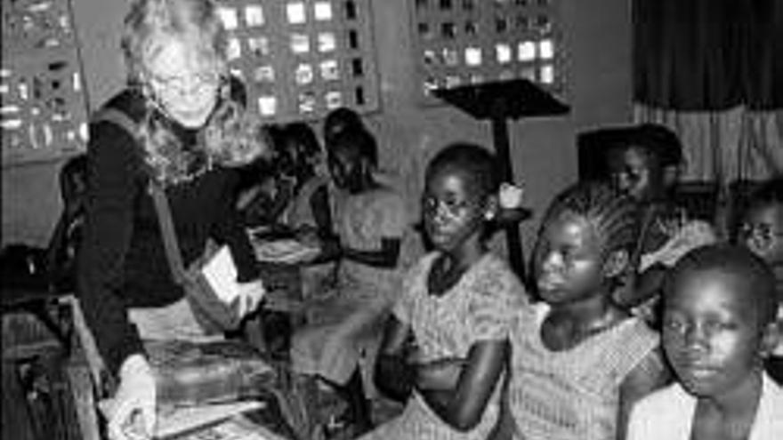 Mia Farrow: LA ACTRIZ VISITA UNA ESCUELA Y UN CENTRO DE SALUD EN GUINEA