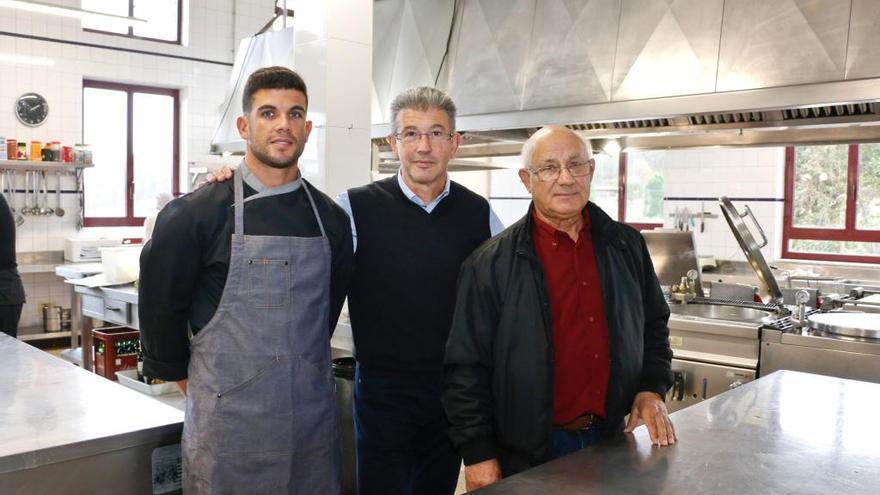 Sergio Viña, con su padre, José Indalecio Viña y el cocinero felipe fernández lobo | pablo solares